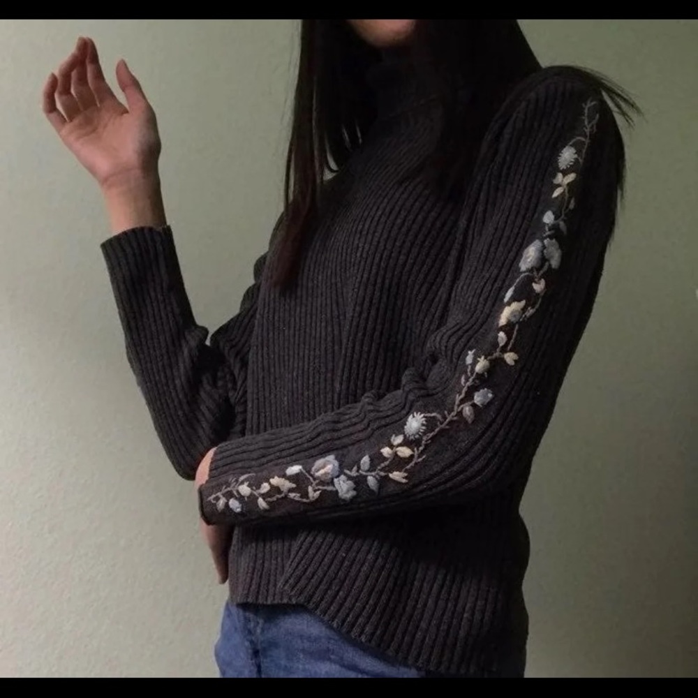 Grey turtle neck with flower embroidery